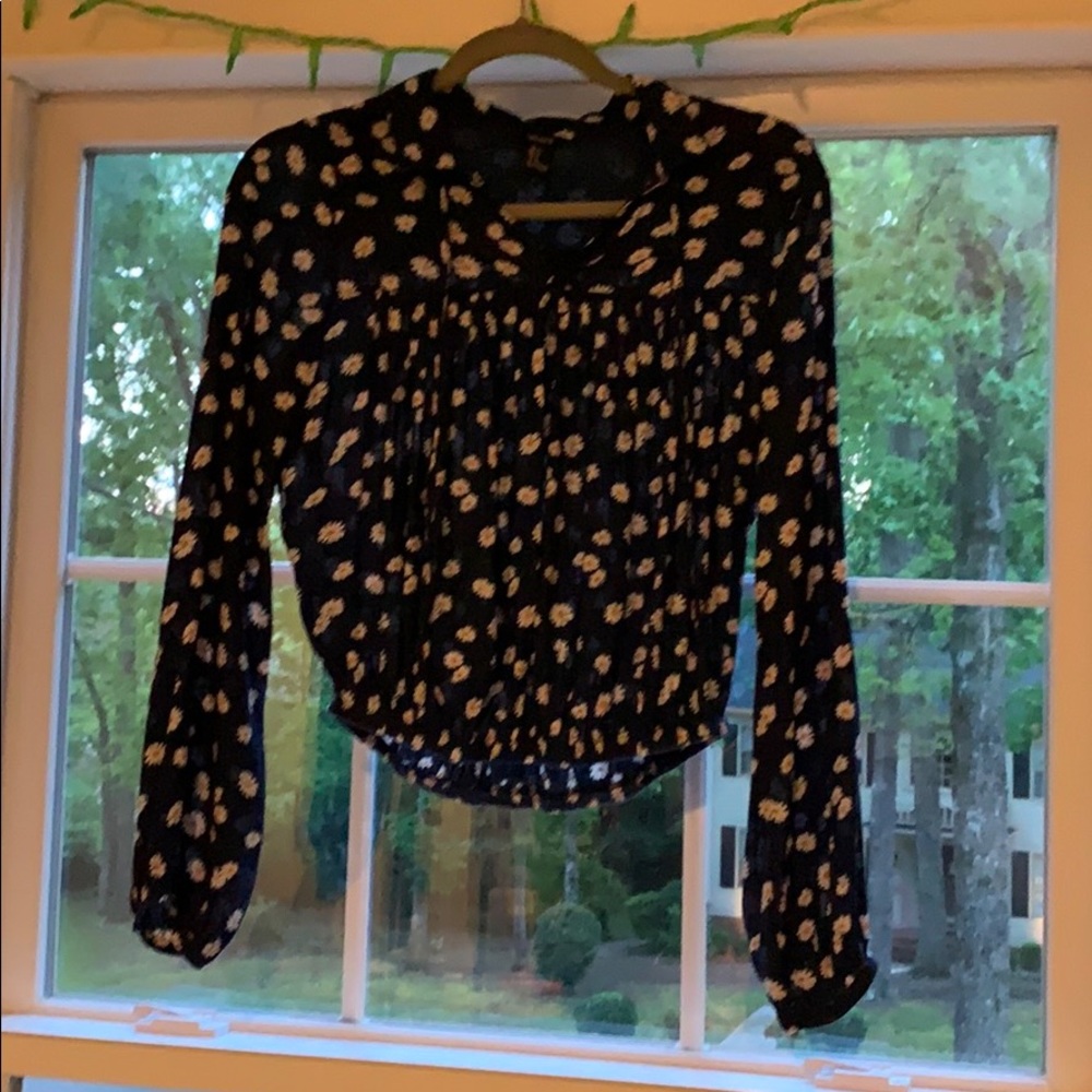 Navy blue daisy crop top/blouse!